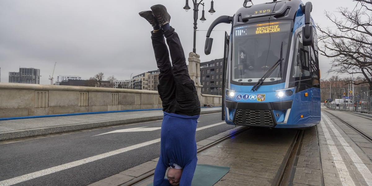 Na zdjęciu: kierownik Wojciech Kaim stojący na głowie przed tramwajem na moście Pomorskim 