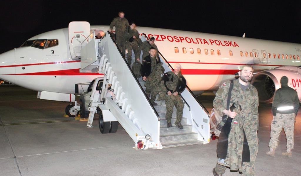 Na zdjęciu samolot oraz wysiadający z niego wojskowi medycy
