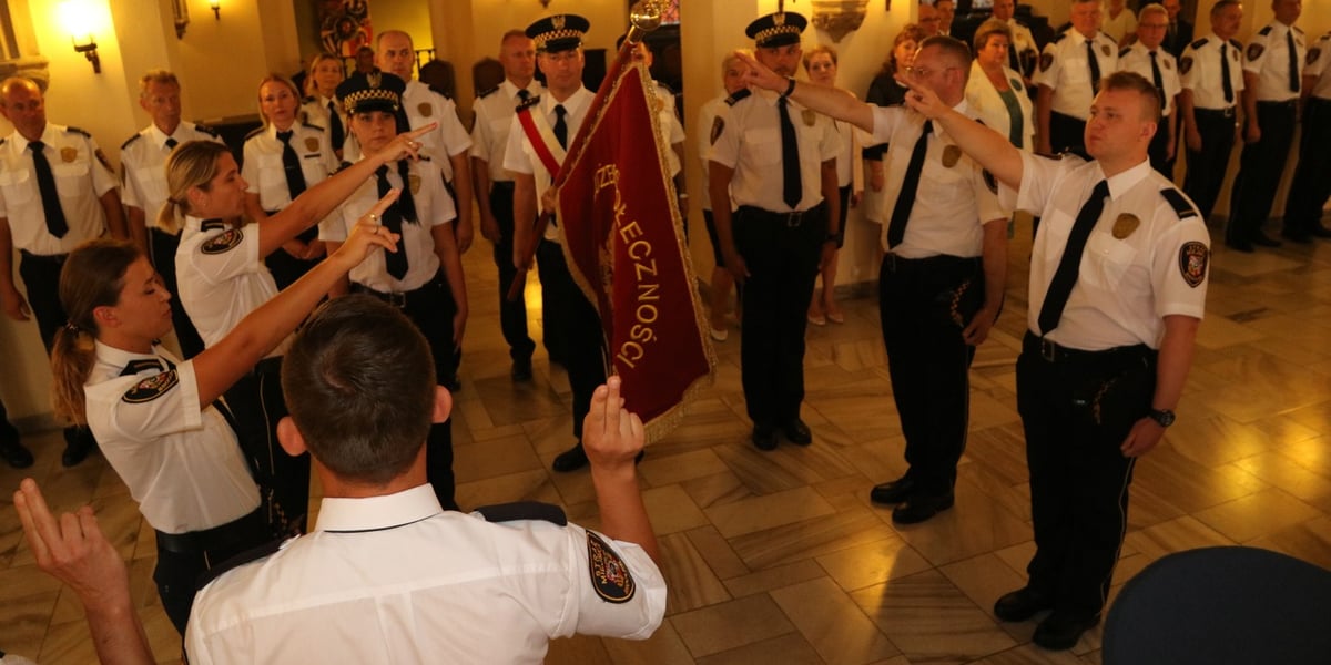 Na zdjęciu widać kobiety i mężczyzn w mundurach Straży Miejskiej we Wrocławiu