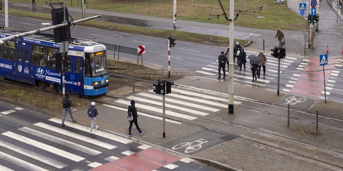 Na zdjęciu: piesi na przejściu przez torowisko i stojący przed nim tramwaj 10 (plac Powstańców Warszawy)