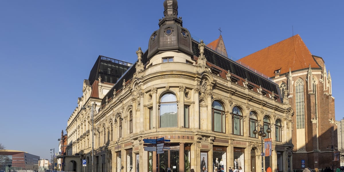 Na zdjęciu Hotel Monopol. Okno apartamentu prezydenckiego nad dawnym głównym wejściem