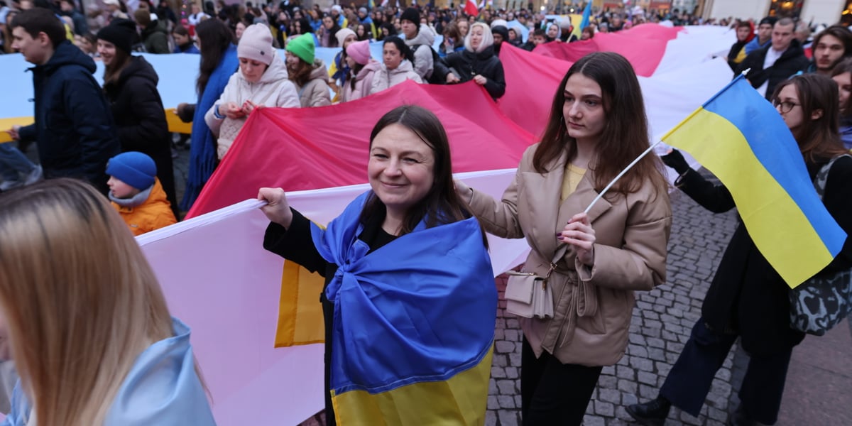Na zdjęciu uroczystości we wrocławskim Rynku. Na zdjęciu marsz Polaków i Ukraińców z polskimi i ukraińskimi flagami
