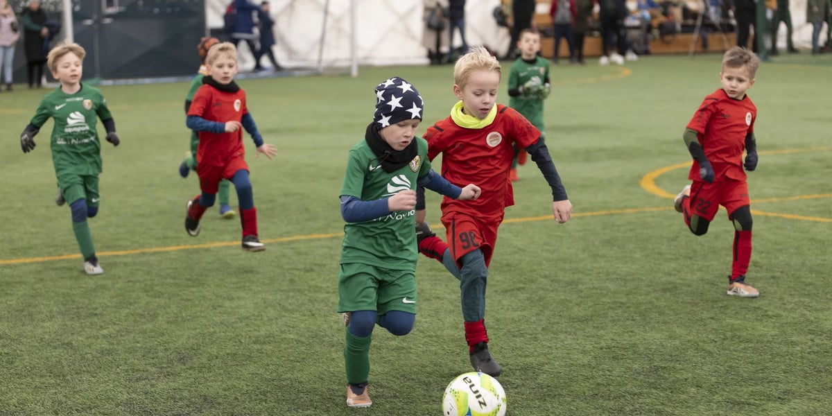 na zdjęciu chłopcy grający w piłkę - Wrocław Winter Cup 2023