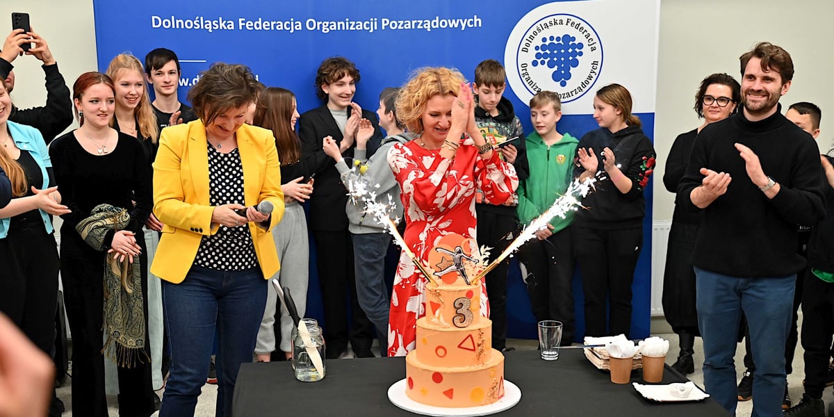 Na zdjęciu urodziny Centrum na Przedmieściu. Na zdjęciu goście oraz tort