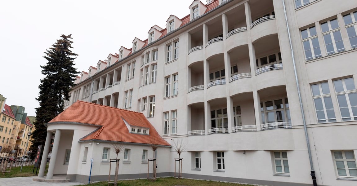 Na zdjęciu duży jasny budynek. Dawny szpital dziecięcy to teraz siedziba Wydziału Matematyki Politechniki Wrocławskiej