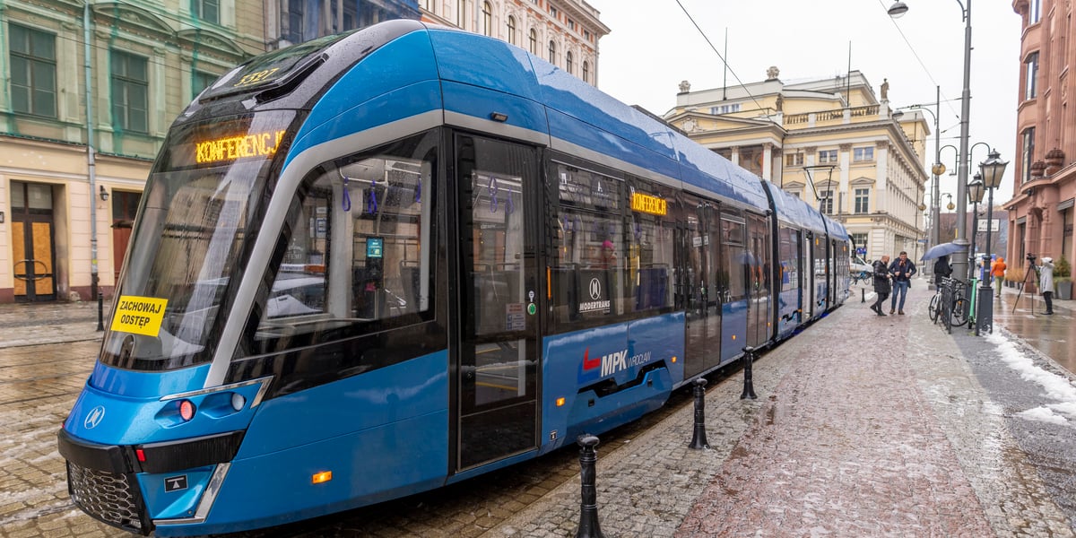 Niebieski tramwaj we Wrocławiu.