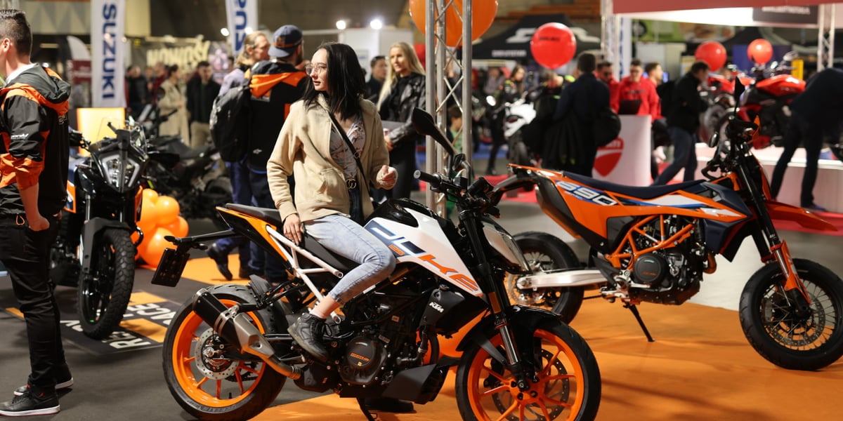 Na zdjęciu: ciemnowłosa kobieta siedząca na motocyklu w Hali Stulecia