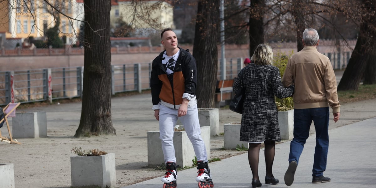 Na zdjęciu: mężczyzna na rolkach i spacerująca para na bulwarze nad Odrą