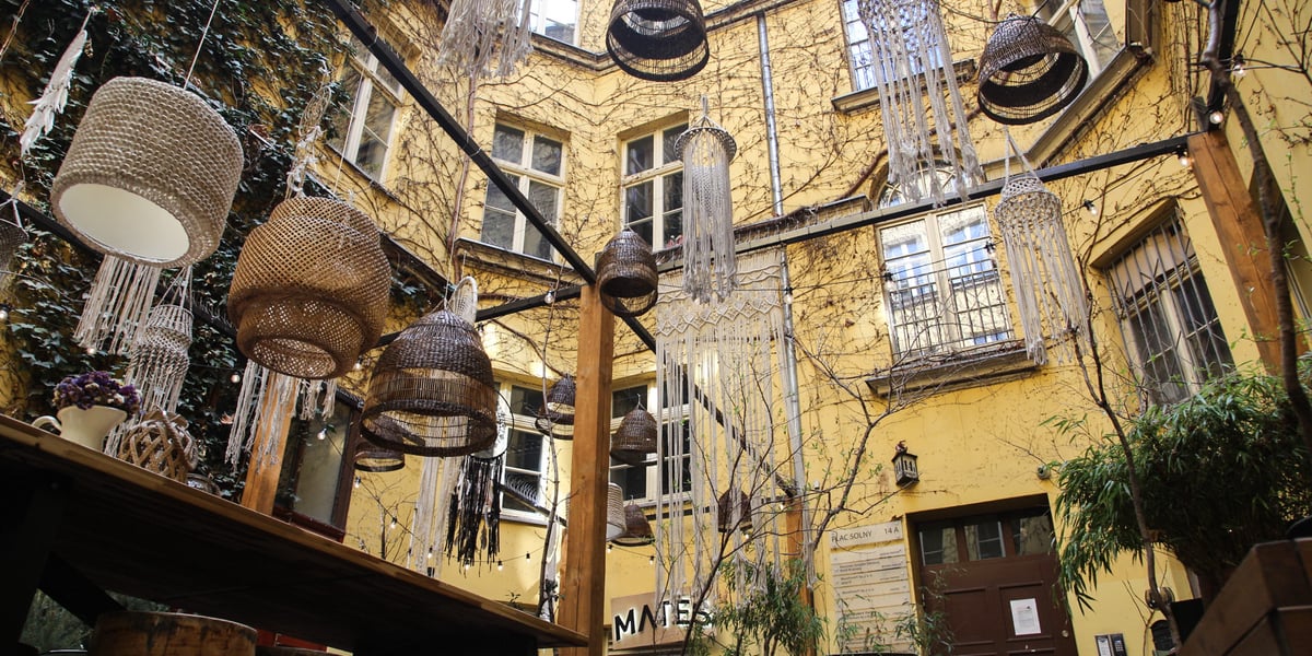 Restauracyjny ogródek wewnątrz kamienicy na placu Solnym