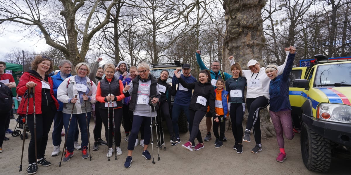 Uczestnicy „Urodzinowego, charytatywnego biegu i marszu nordic walking dla Lenki” w parku Południowym