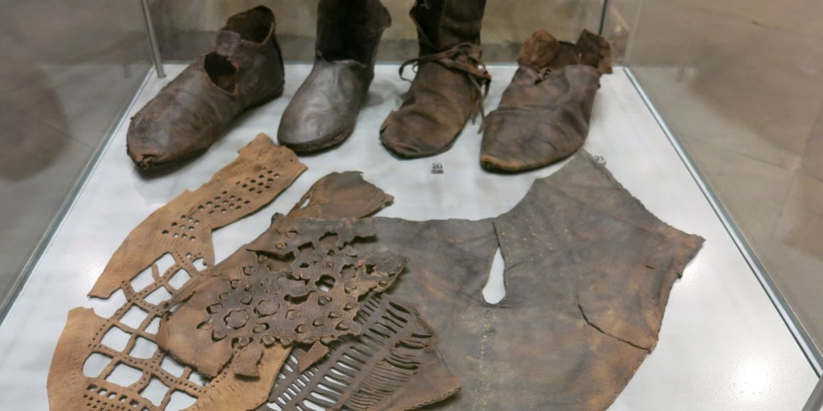Na zdjęciu przedmioty odnalezione podczas prac archeologicznych na Nowym Targu we Wrocławiu