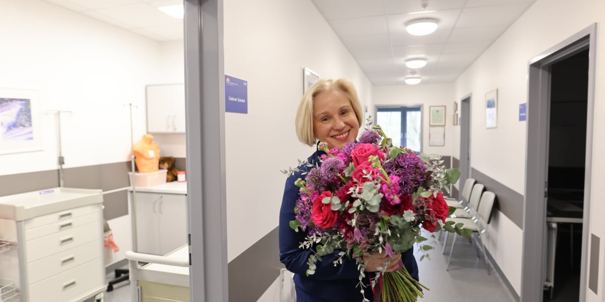 Dr Anna Zmarzły z kwiatami w korytarzu Ośrodka Żywienia Klinicznego w WSS przy ul. Koszarowej