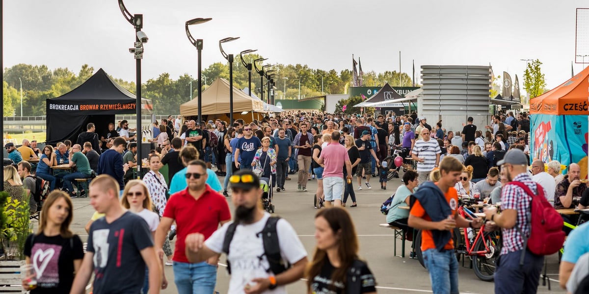 Uczestnicy podczas Wrocławskiego Festiwalu Dobrego Piwa / zdjęcie archiwalne