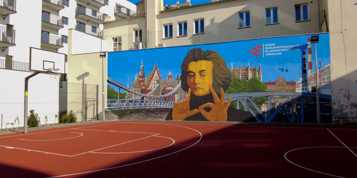 Mural z Adamem Mickiewiczem na budynku LO III we Wrocławiu. Zobacz w galerii najlepsze licea i technika we Wrocławiu