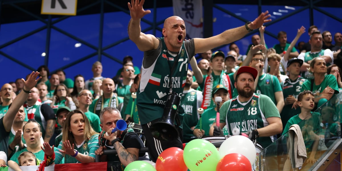 Doping na trybunach. Kibice Śląska Wrocław podczas meczu w Treflem Sopot w Orbicie