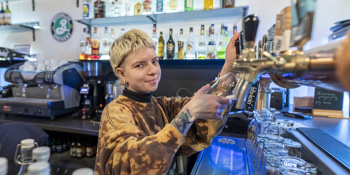 Barmanka z Bemma Baru nalewa piwo do kufla