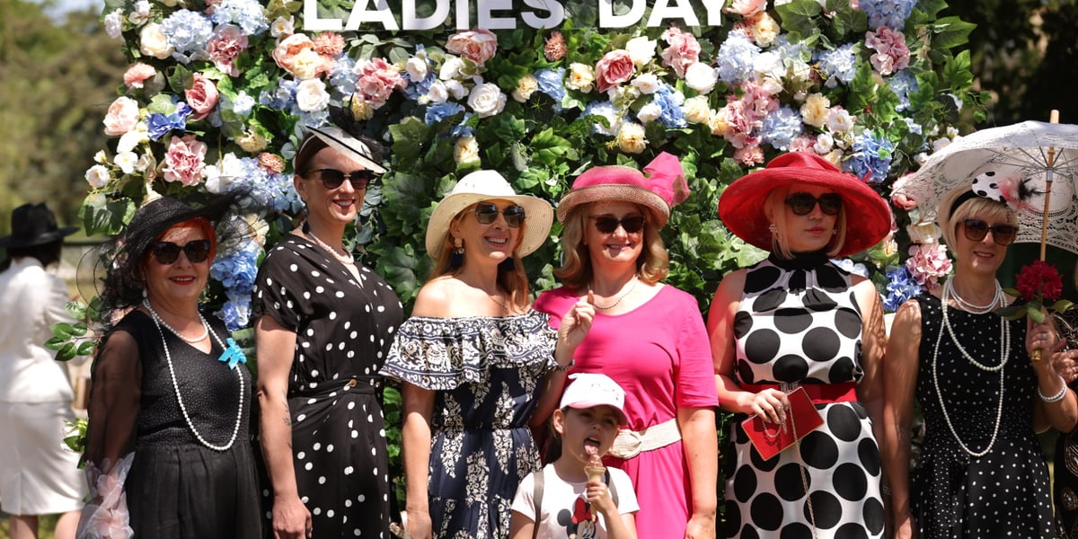 Ladies Day na wrocławskich Partynicach. Na zdjęciu widać eleganckie panie w kapeluszach na głowach