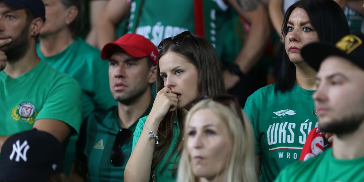 Brunetka z dłonią przy ustach, na trybunie podczas drugiego meczu Śląska z Kingiem w Halli Stulecia