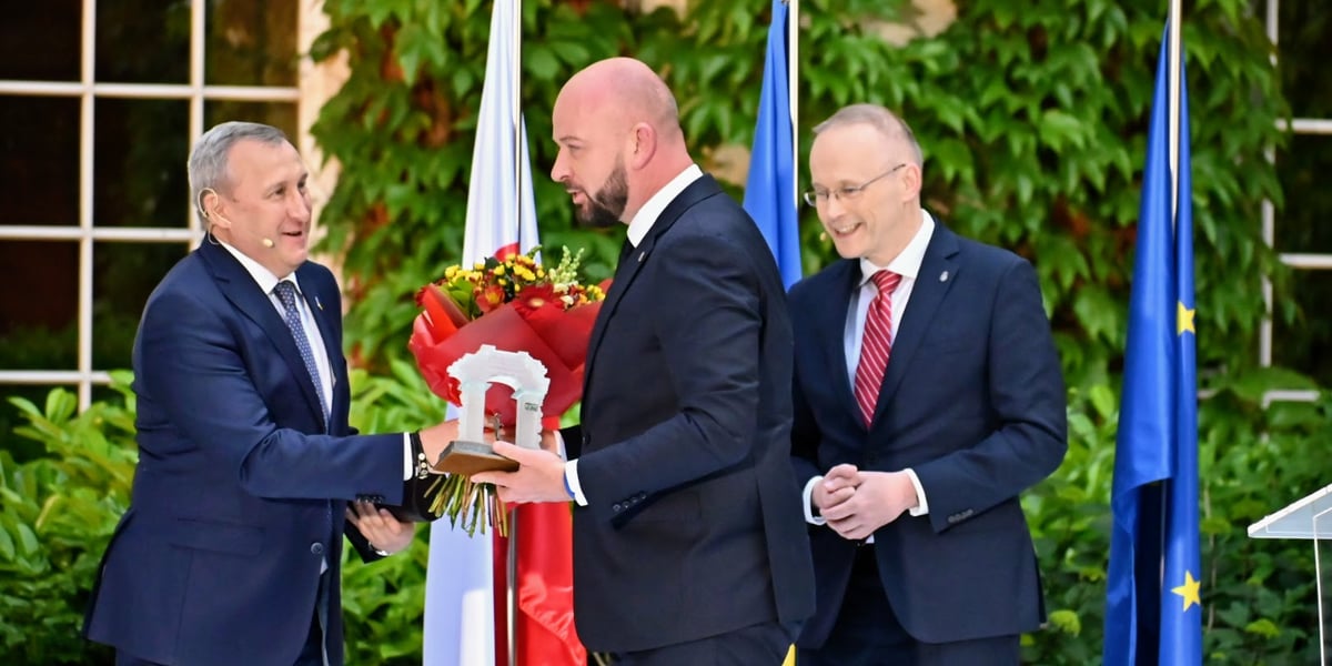 Moment wręczenia Nagrody Jana Nowaka-Jeziorańskiego.