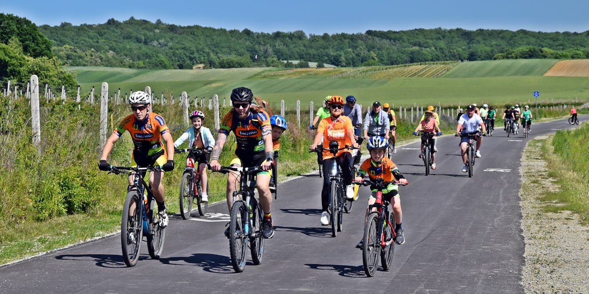 Pierwsze grupy cyklistów już przejechały nowym odcinkiem drogi rowerowej w gminie Oborniki Śląskiej