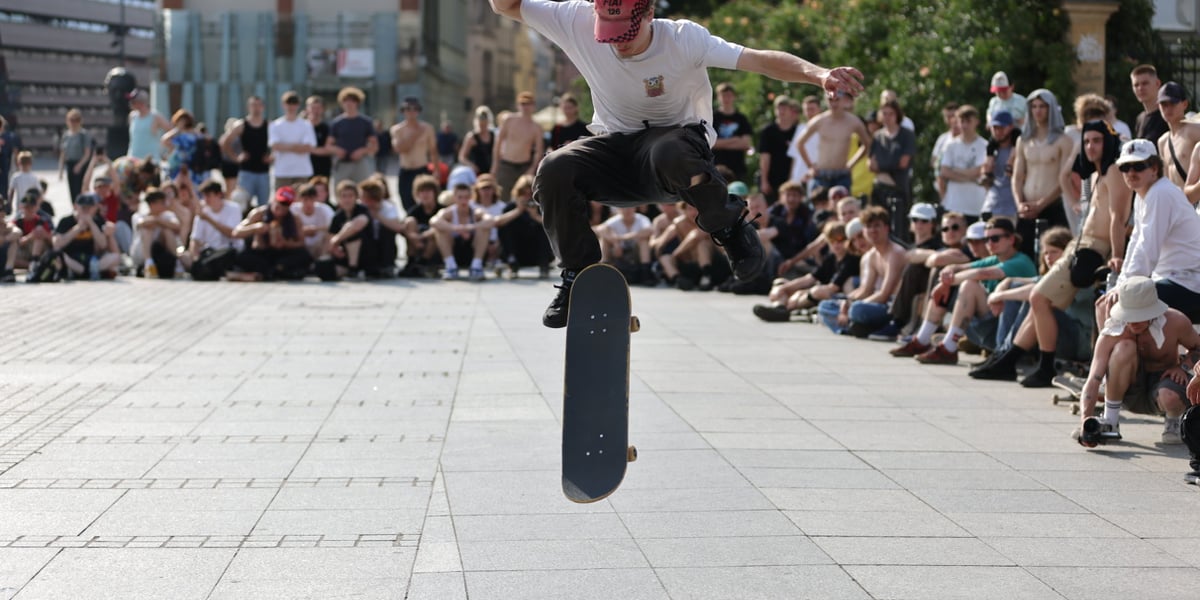 Skaterzy na placu Wolności jeżdżą na deskorolce. Międzynarodowy Dzień Deskorolki