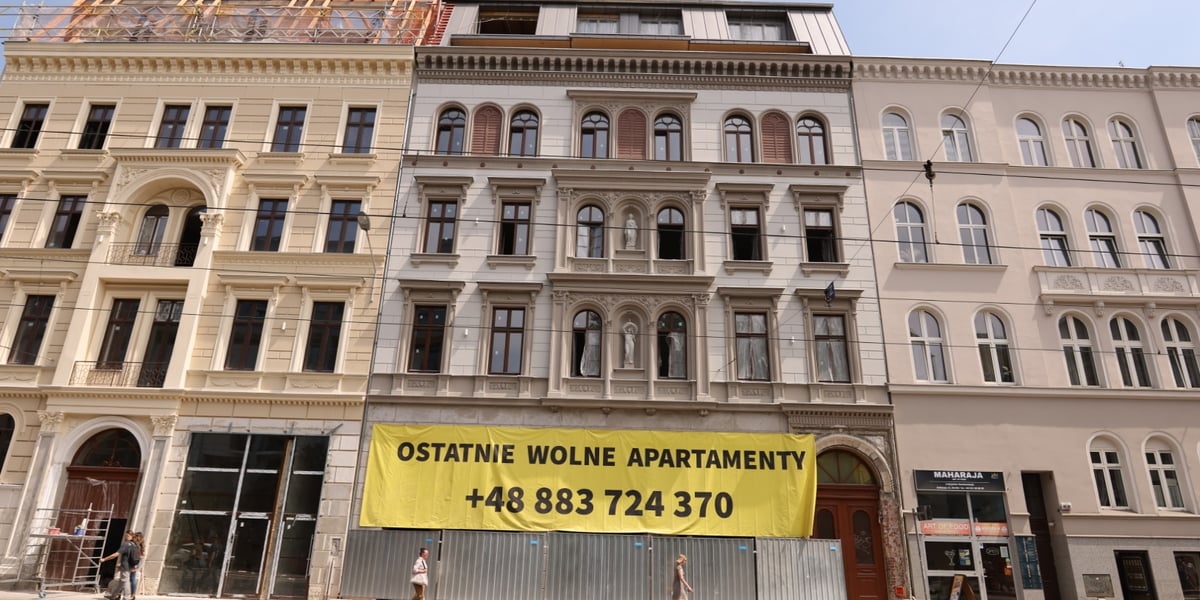 Szereg XIX-wiecznych kamienic (po remoncie) przy ulicy Kołłątaja