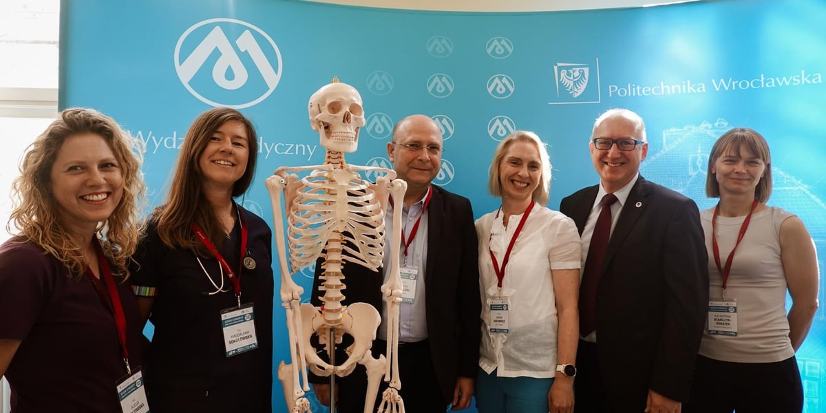 Ludzie na Dniu Otwartym kierunku lekarskiego Politechniki Wrocławskiej