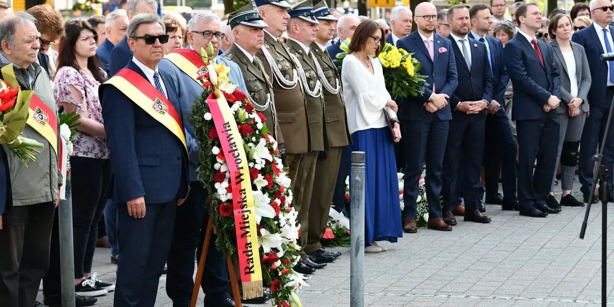Rektorzy, żołnierze, przedstawiciele władz miasta i inni oficjele złożyli 4 lipca 2023 r. hołd profesorom lwowskim i ich rodzinom