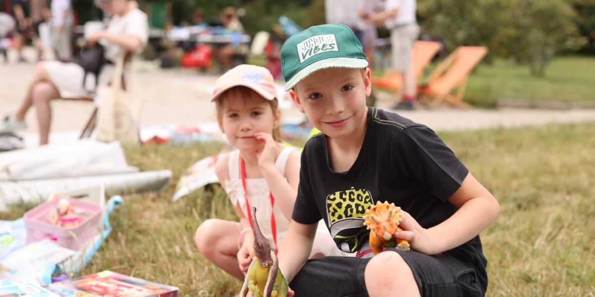Pchli Targ w Sercu Szczepina - niedziela 16 lipca. Na zdjęciu dzieci, które na targu sprzedają swoje zabawki