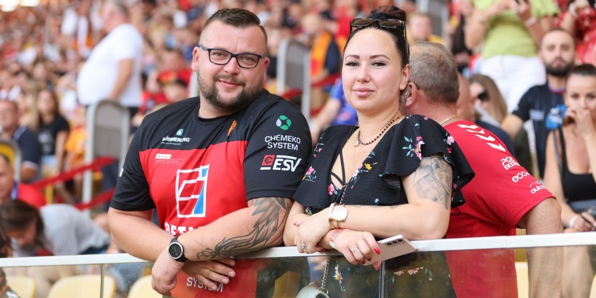 Kobiety, mężczyźni i dzieci na meczu żużlowym Betard Sparta Wrocław vs. Fogo Unia Leszno, 20 sierpnia.