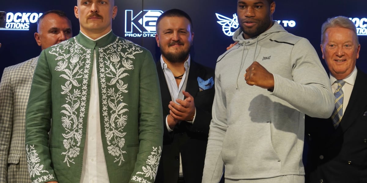 Na pierwszym planie: Oleksandr Usyk w zielonej szacie z białym ornamentem (po lewej) i Daniel Dubois w jasnoszarym dresie (po prawej)