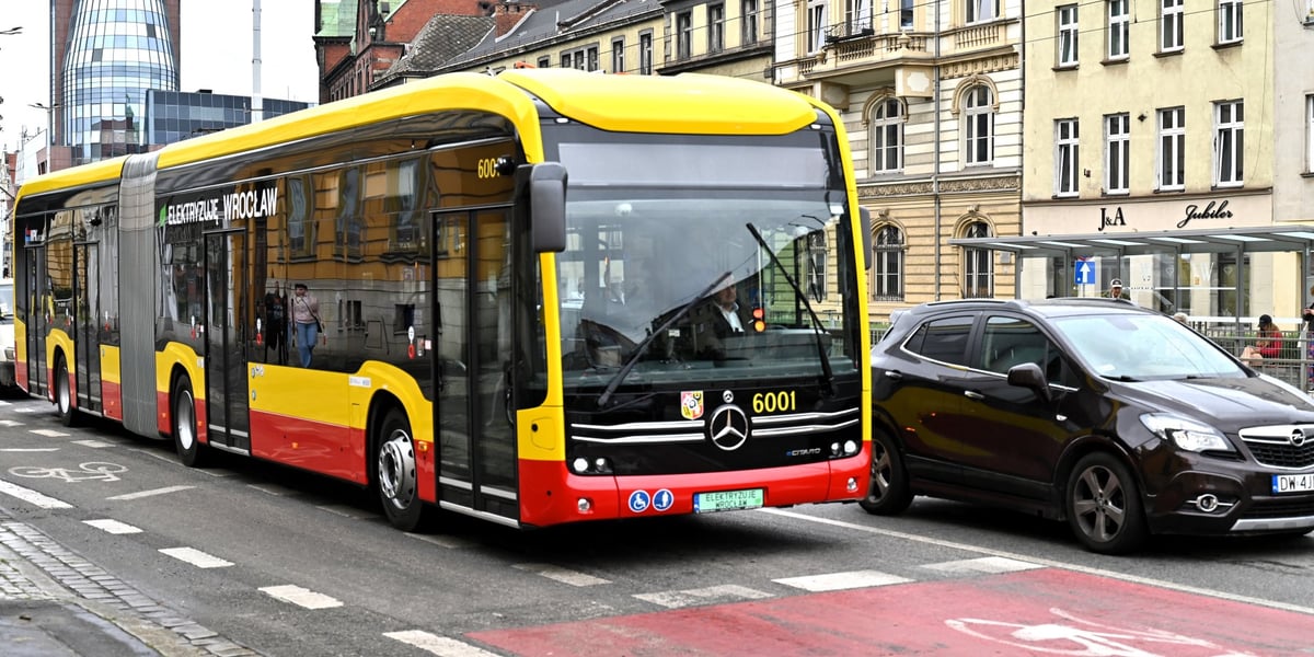 Pierwszy elektryczny autobus wrocławskiego MPK - Mercedes-Benz eCitaro - podczas przejazdu ul. Kazimierza Wielkiego. 