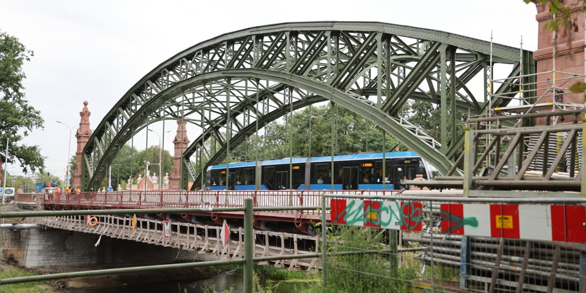 Zielony Zwierzyniecki bez osłon. Przez most przejeżdża tramwaj