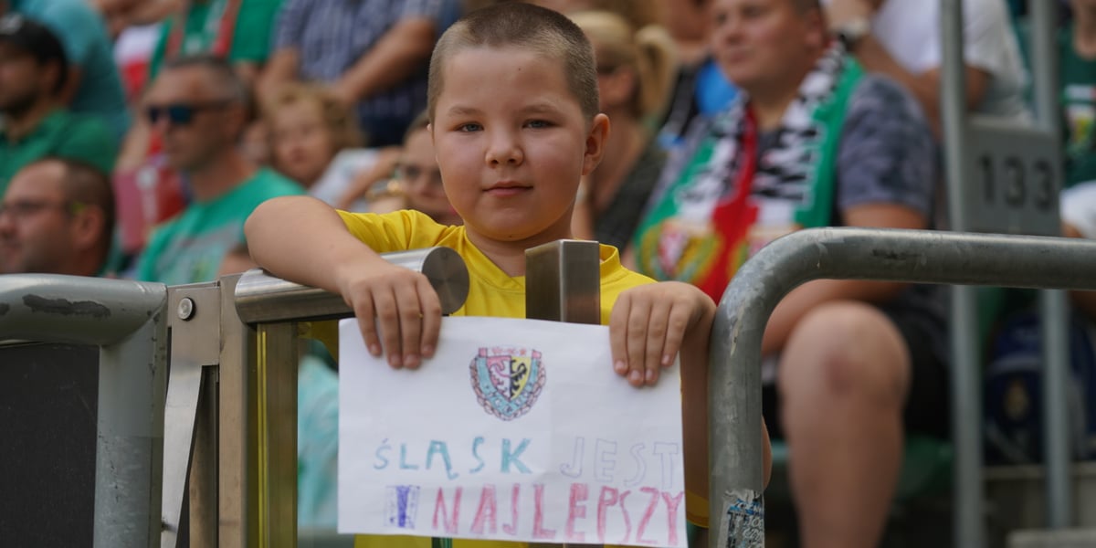 Mecz Śląsk - Jagiellonia na Tarczyński Arena odbył się 3 września. Na zdjęciu wierny kibic Śląska trzyma kartkę z napisem "Śląsk jest najlepszy"! 