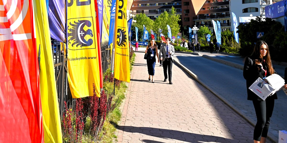 Tegoroczne Forum Ekonomiczne to - poza setkami debat - piękna pogoda,  piękne góry i wielka promocja regionu oraz Wrocławia. Na zdjęciu uczestnicy forum idą wzdłuż wywieszonych flag m.in. Dolnego Śląska.
