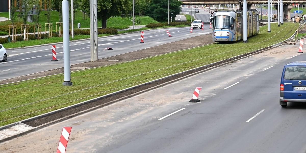 Między ulicami Zachodnią a Niedźwiedzią ulica Legnicka zazieleniła się. Na zdjęciu tramwaj jadący zielonym torowiskiem w ciągu ul. Legnickiej. 