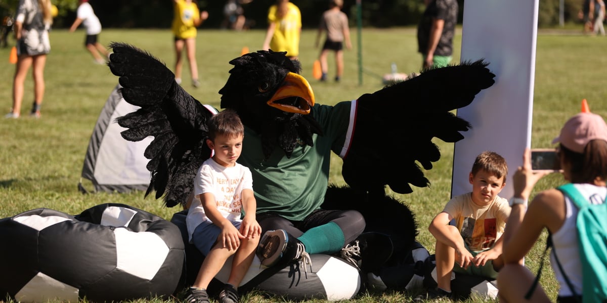 Piknik Grabiszyński. Orzeł Ślązak, maskotka Śląska Wrocław i dzieci na pikniku