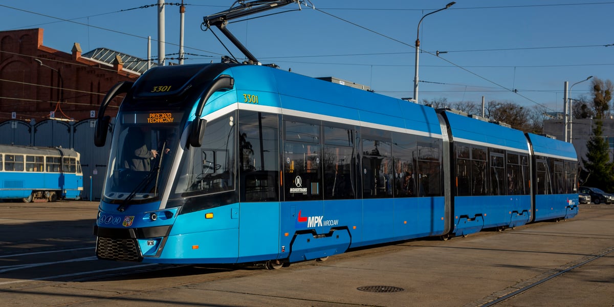 Na zdjęciu tramwaj Moderus Gamma 2 stojący na zajezdni Borek. Sprawdź szczegóły Wrocławskiego Programu Tramwajowego na lata 2024 - 2032!