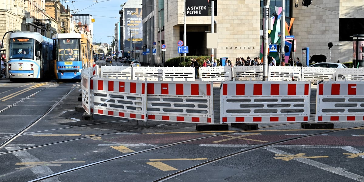 Ostatnim etapem remontu była wymiana rozjazdów pozwalającym tramwajom jadącym od strony Powstańców Śl. na skręt w prawo w Piłsudskiego, a tym jadącym od dworca PKP na jazdę w kierunku Powstańców Śl. Na zdjęciu widok na skrzyżowanie w kierunku dworca głównego. 