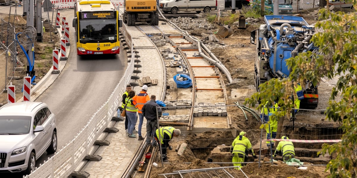 Przebudowa drogi i torowiska dochodzi do wiaduktu kolejowego nad ulicą Reymonta. Na zdjęciu pracujący robotnicy. 
