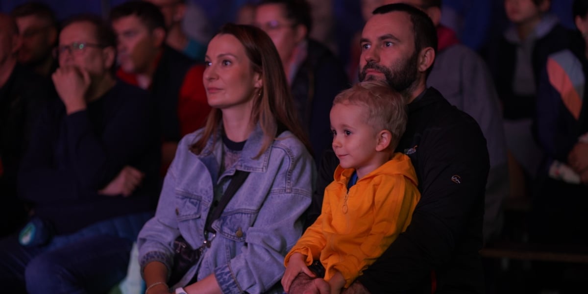 Kobieta, mężczyzna i dziecko podczas pokazu w cyrku