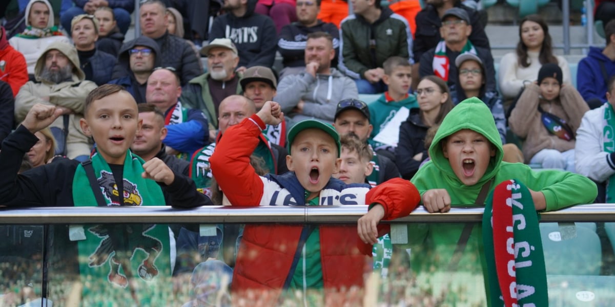 Kobiety, mężczyźni i dzieci na meczu Śląsk Wrocław - Górnik Zabrze. 