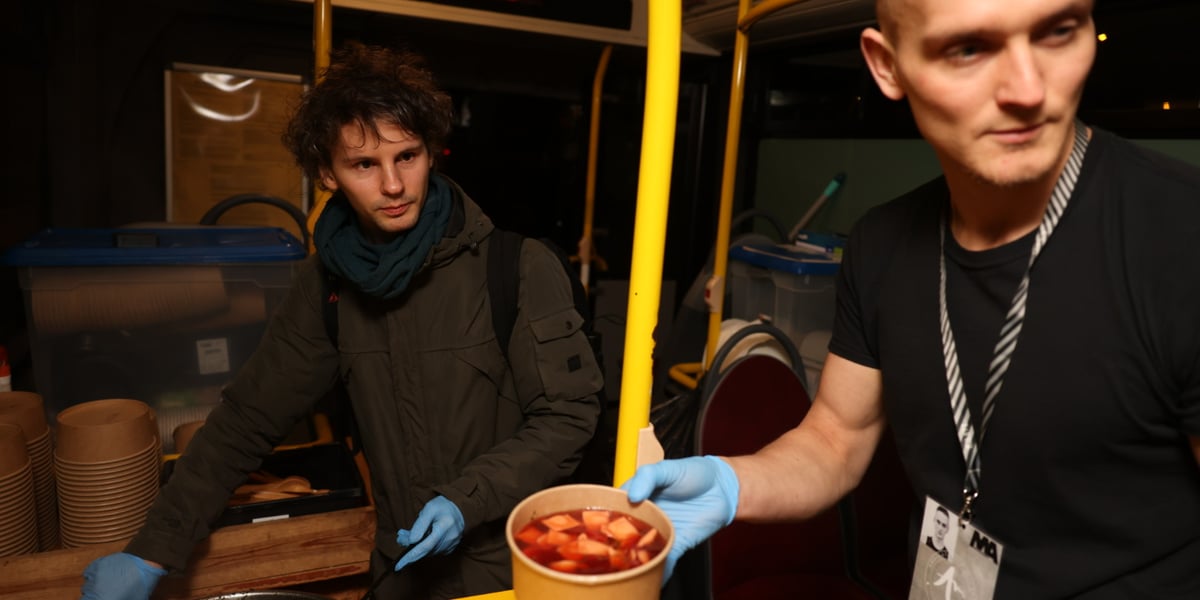 W Streetbusie osoby w kryzysie bezdomności dostają zupę - często to ich jedyny ciepły posiłek w ciągu dnia.