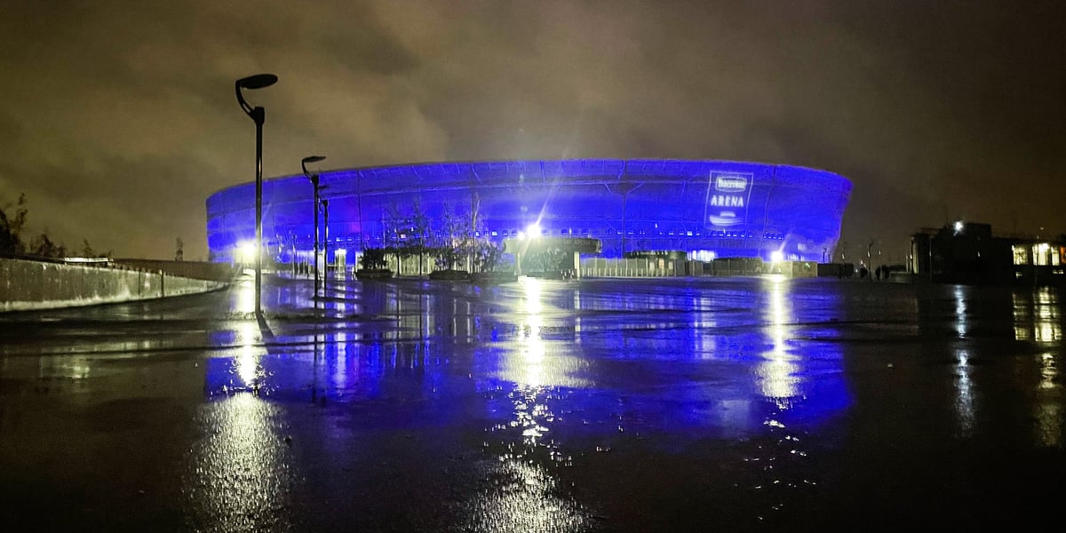 Podświetlona na niebiesko Tarczyński Arena z okazji Międzynarodowego Dnia Praw Dziecka 