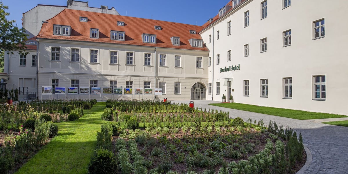Dawny klasztor franciszkanów przy ul. Włodkowica po kapitalnym remoncie, dziś Hotel Herbal. Widok z zewnątrz