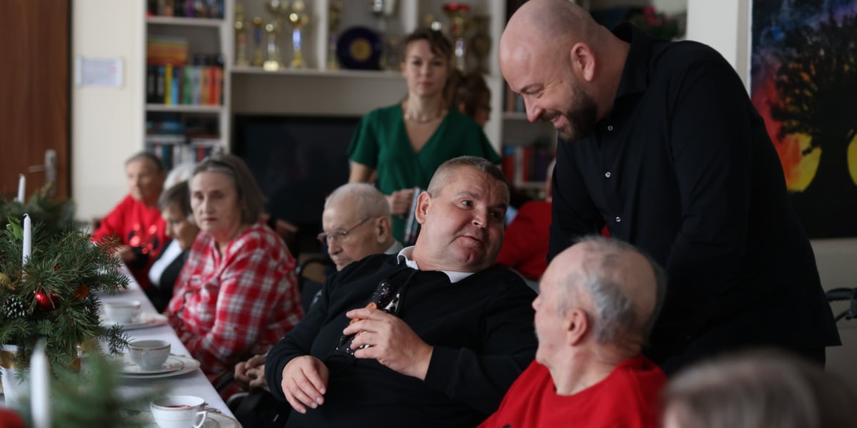 Prezydent Wrocławia Jacek Sutryk w czasie odwiedzin w DPS przy ul. Karmelkowej 