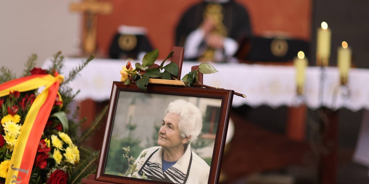 Ramka ze zdjęciem Wiesławy Różewicz, w tle: ksiądz za ołtarzem, 19 kwietnia 2024 roku