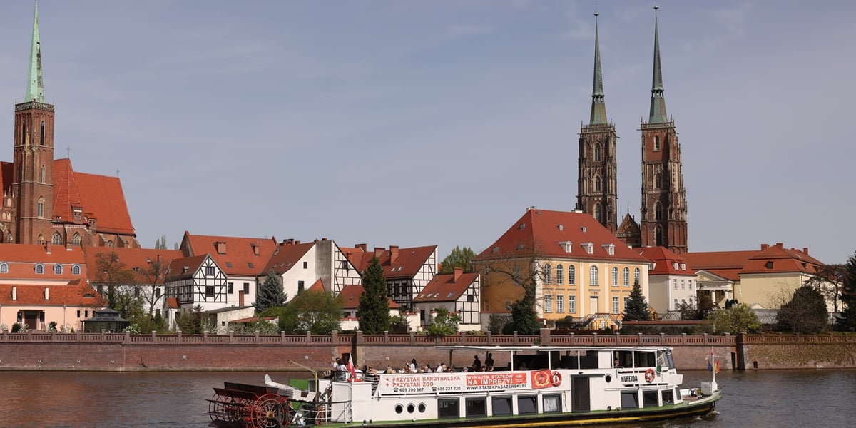 Statek wycieczkowy na Odrze, w tle Ostrów Tumski
