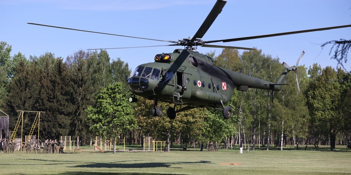 Śmigłowiec Mi-8 podchodzący do lądowania. Ćwiczenia ratownicze w szkole oficerskiej we Wrocławiu