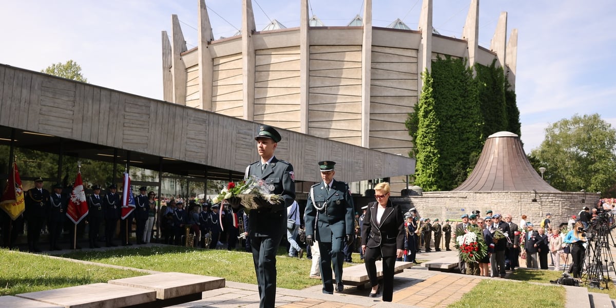 Przedstawiciele służb mundurowych składają kwiaty pod pomnikiem Konstytucji 3 Maja (3.05.2024)